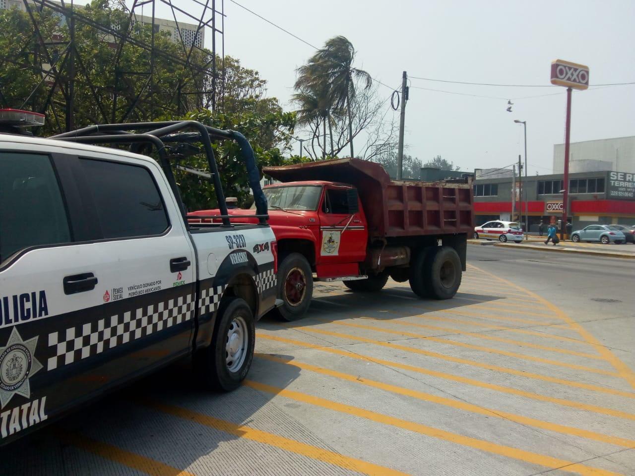 Asegura policía vehículos robados y detiene a una persona