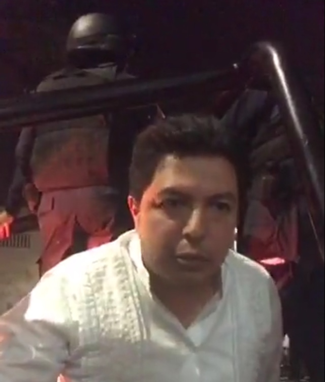 Retienen al abogado Arturo Nicolás Baltazar; responsabiliza a Fernando Yunes