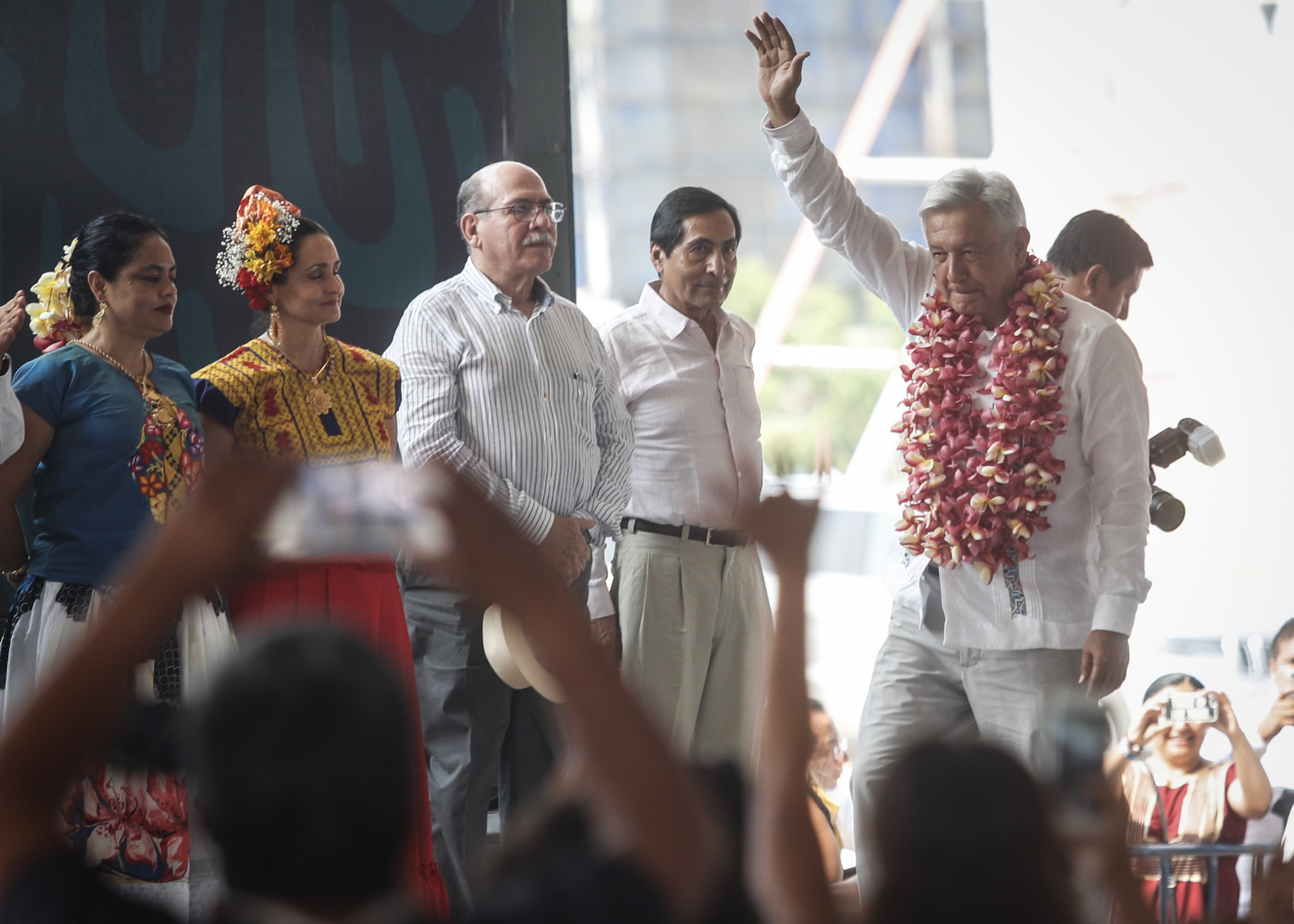 Con espontánea votación en mitin, López Obrador confirma consulta sobre tren transístmico