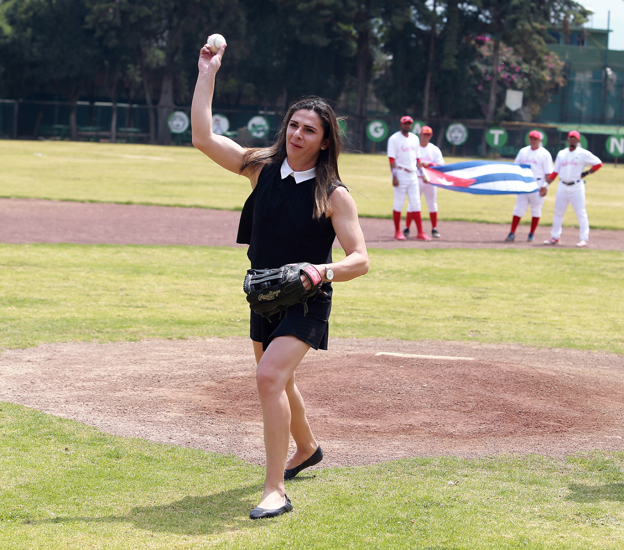 Ana Guevara calentando el brazo