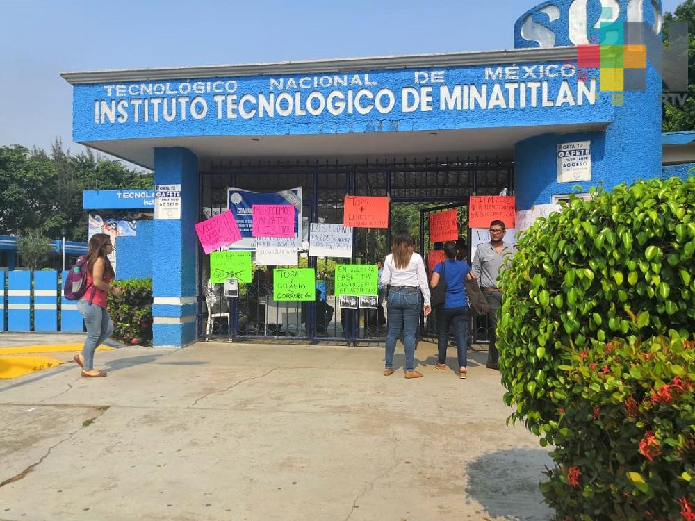Alumnos del Tecnológico de Minatitlán lamentan toma del plantel