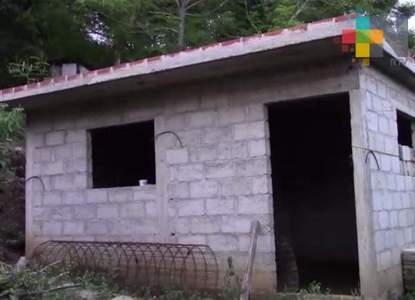 Sedatu deja construcciones incompletas y de mala calidad en Ilamatlán, afirman afectados