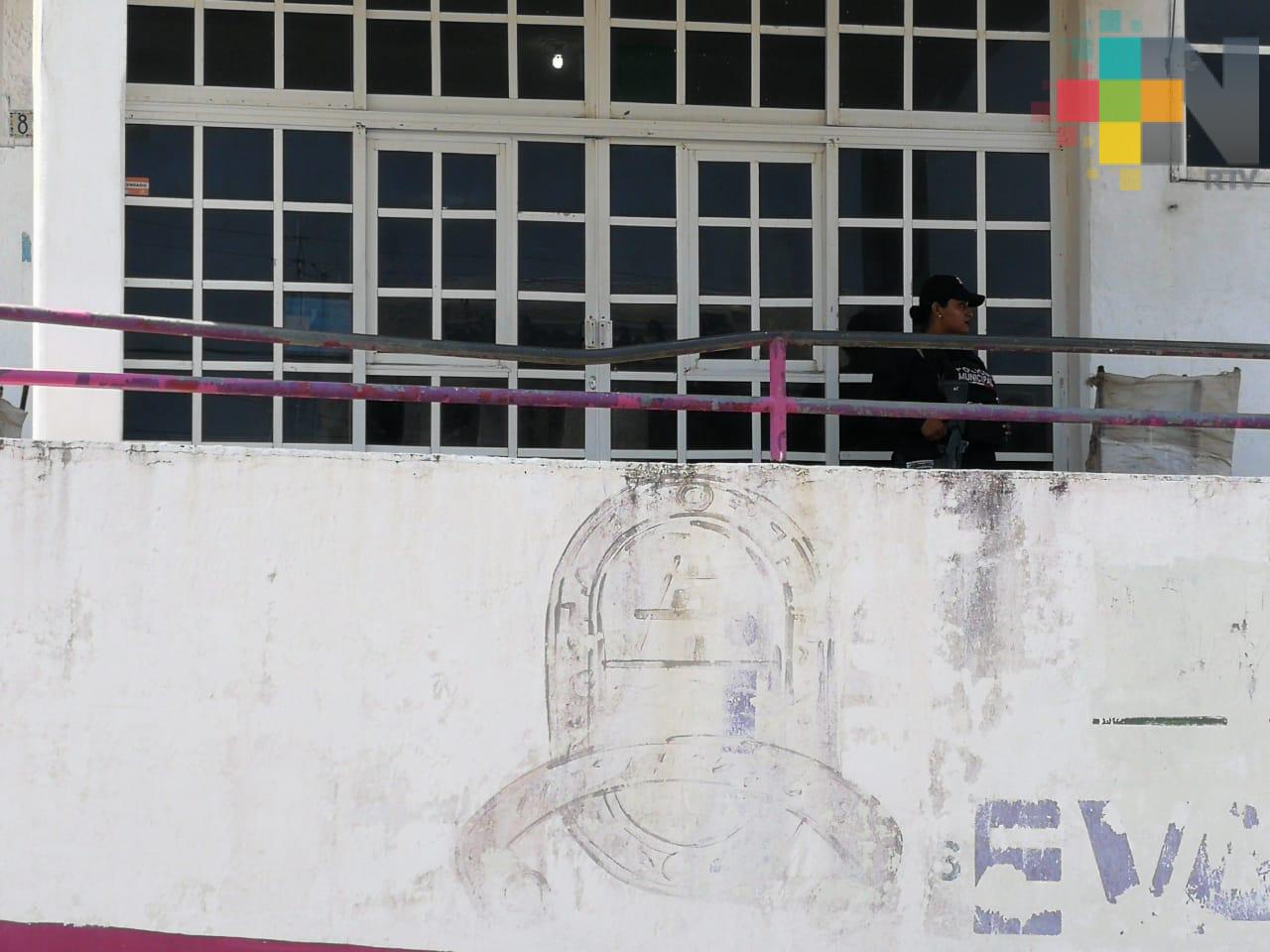 Elementos de la policía cuidan el CADI “Eva Sámano” de Coatzacoalcos