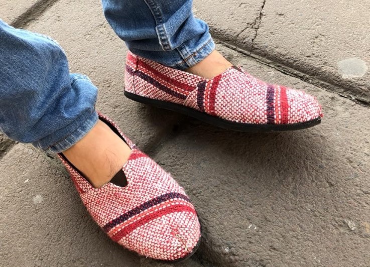 Jóvenes veracruzanos crean calzado ecológico