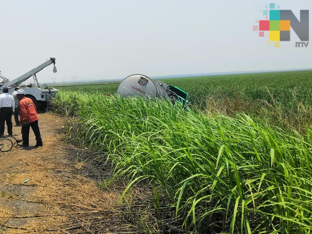 Cierran un carril de carretera Coatzacoalcos-Minatitlán; auto tanque se volcó en esa zona