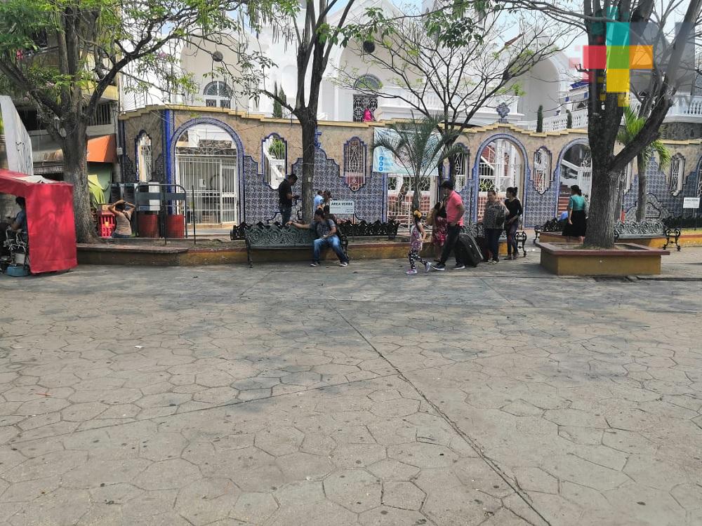 Ciudadanos esperan con expectativa al Presidente de la República en Minatitlán