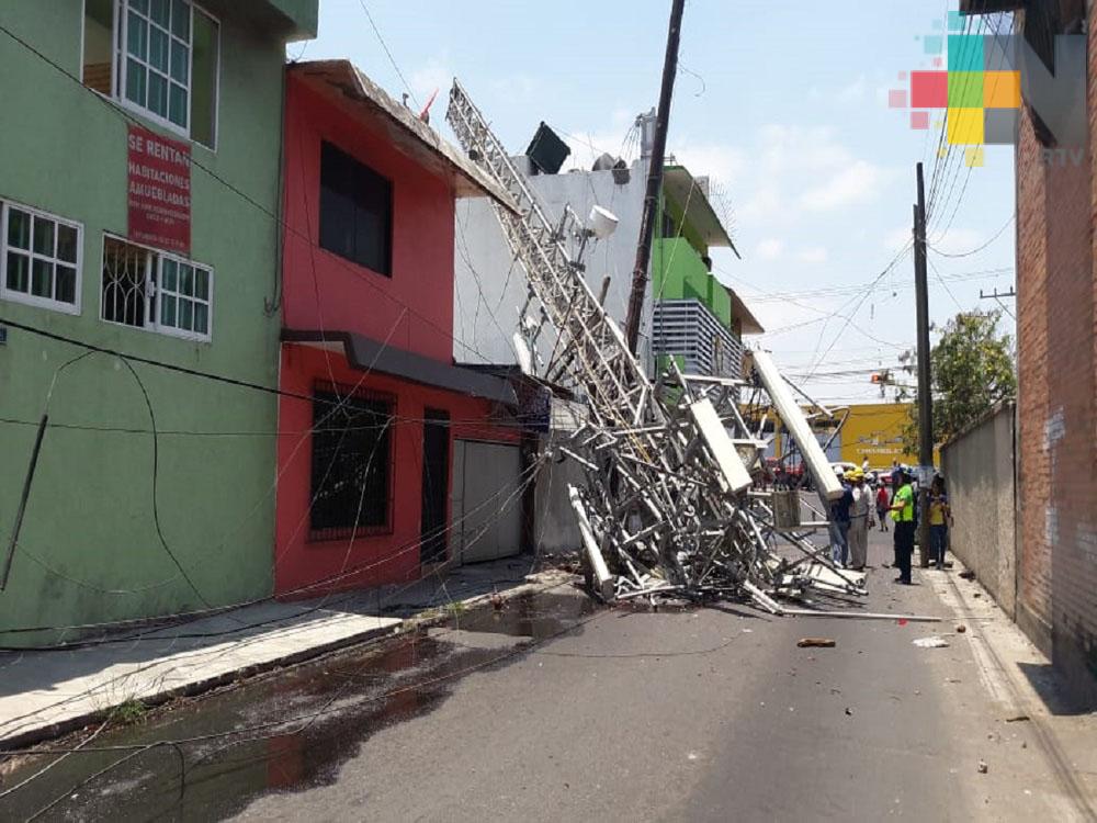 Colapsa antena de telefonía en colonia de Boca del Río
