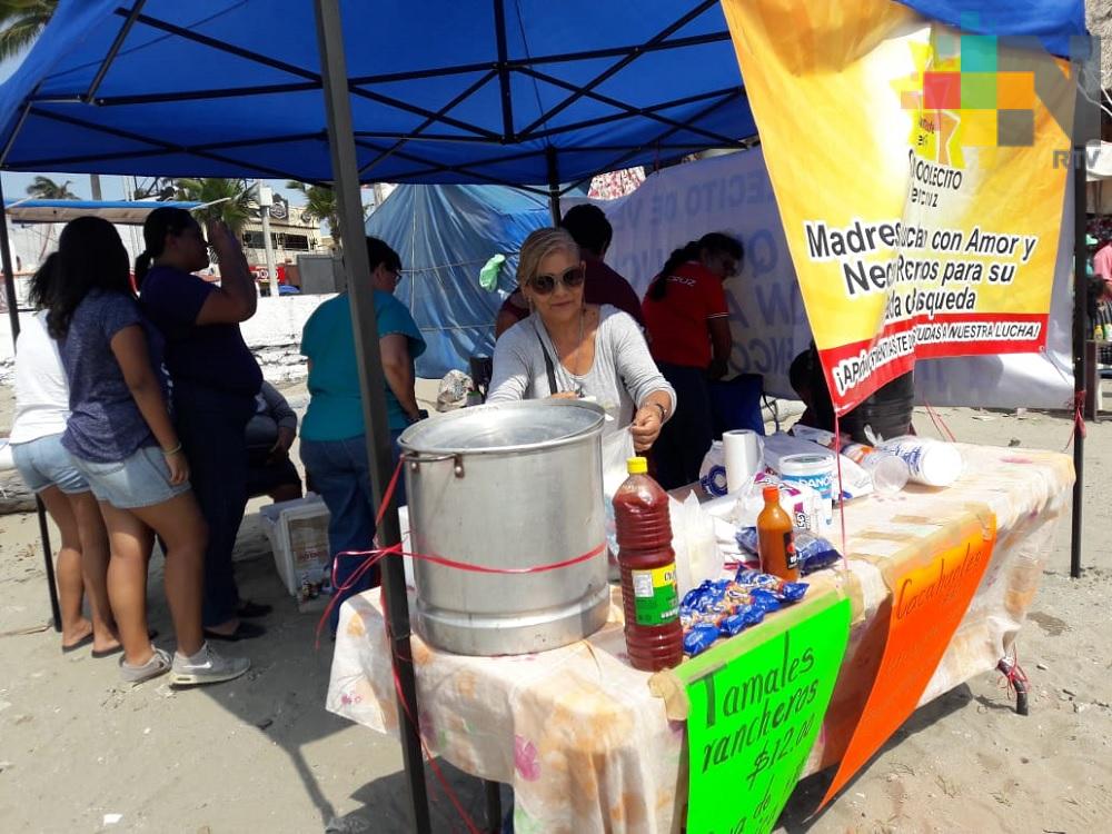 Colectivo Solecito de Veracruz venden alimentos en playa de Villa del Mar