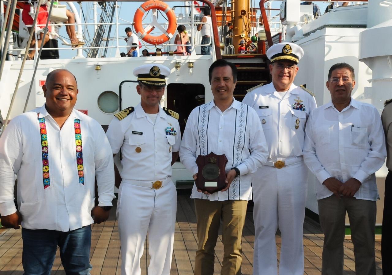 Visitó el gobernador Cuitláhuac García el buque-escuela “Cuauhtémoc”