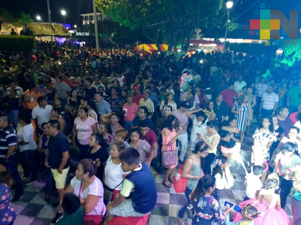 Decenas de familias disfrutan arranque del Paseo de la Alegría en Agua Dulce