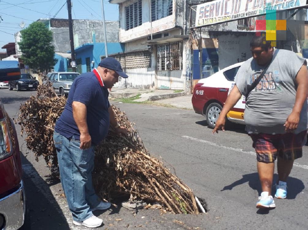 Denuncian hundimiento en calles de Veracruz puerto; piden a las autoridades reparen daño