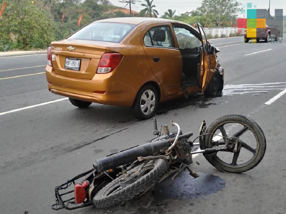Embisten a motociclista en carretera costera; fallece horas después en hospital