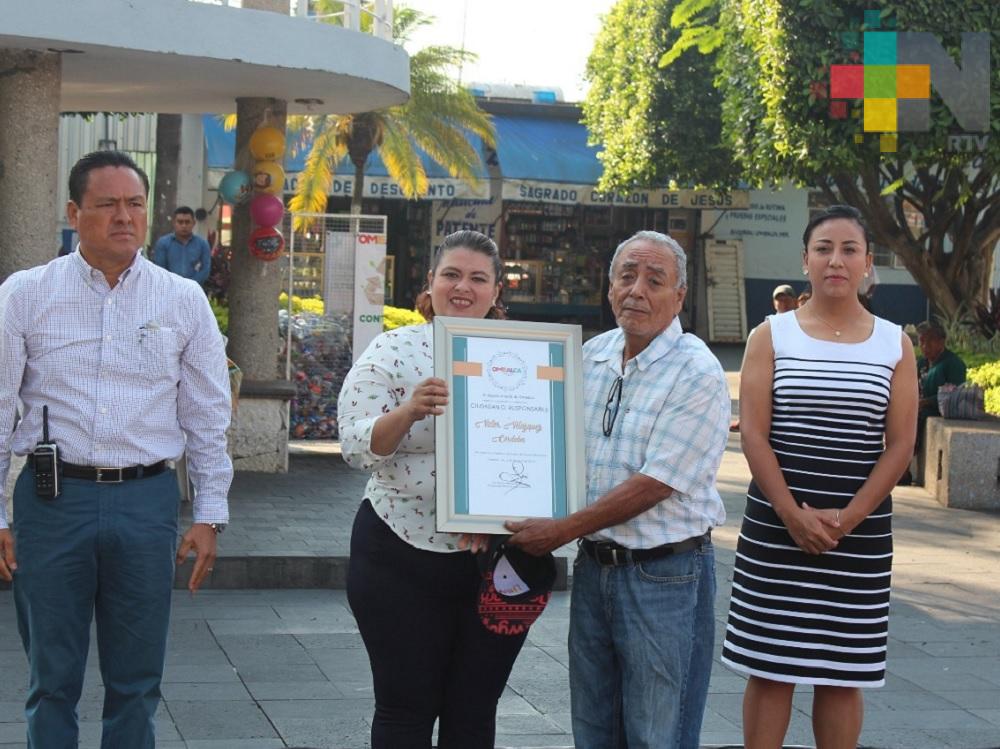 En Omealca reconocen a personas que mantienen limpio el frente de su casa