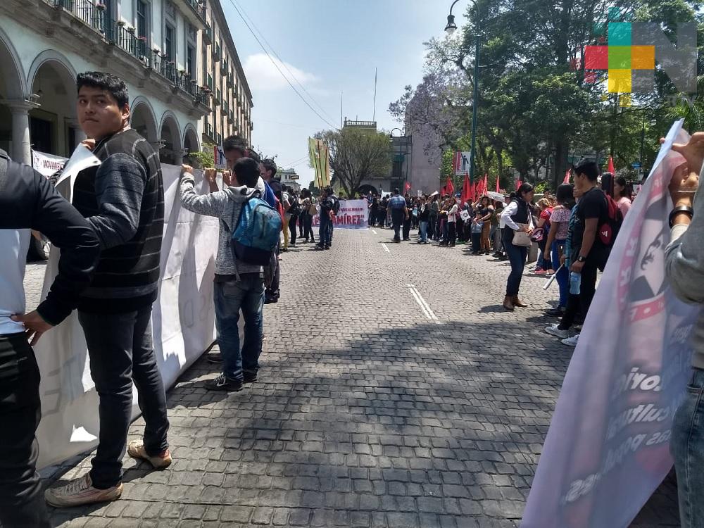 Estudiantes cierran calle en Xalapa; piden mejoras en infraestructura escolar
