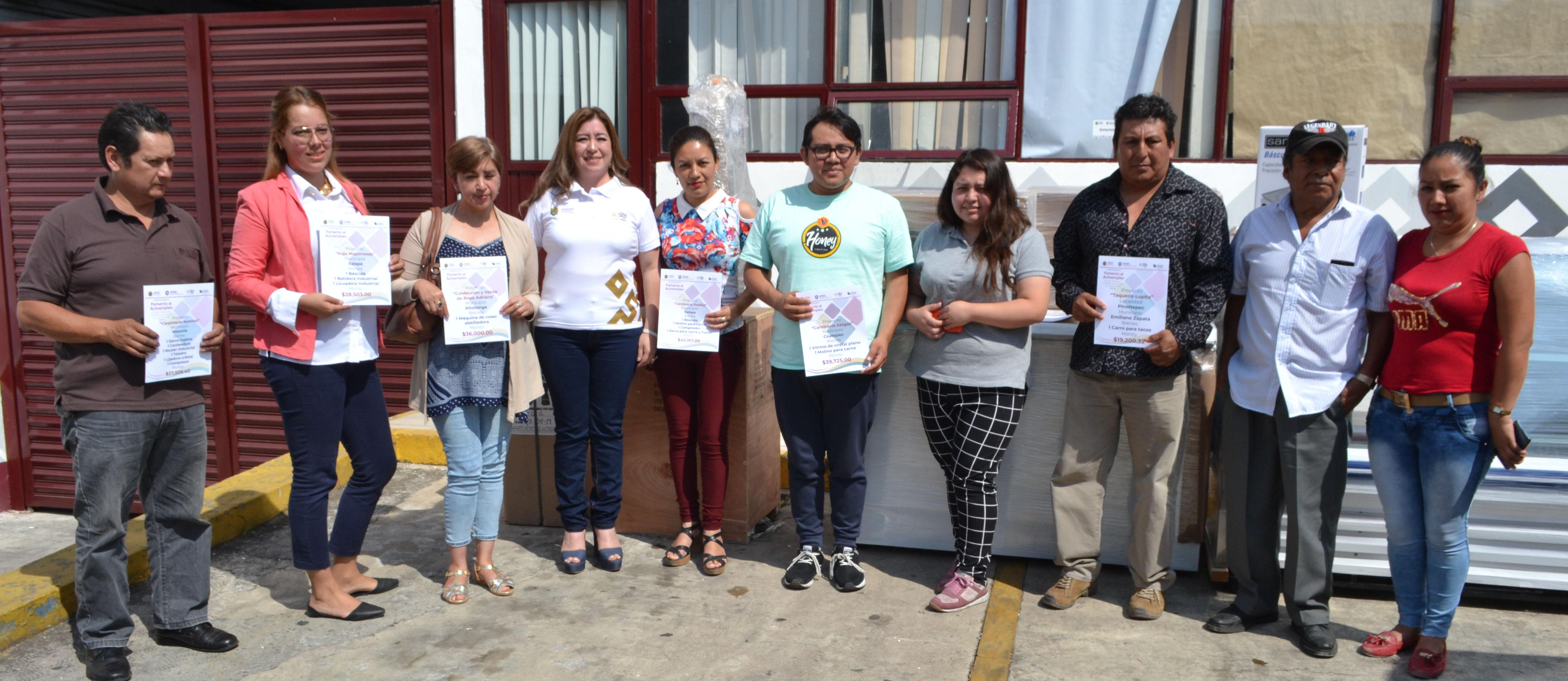 Entrega la Secretaría de Trabajo apoyos para Fomento al Autoempleo