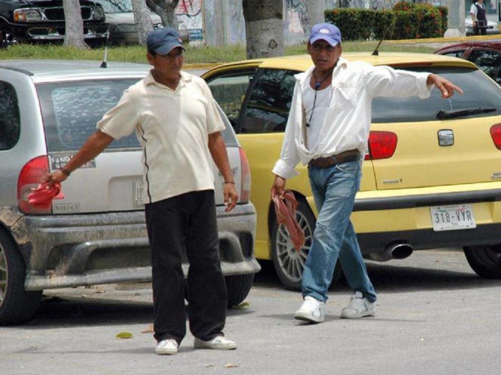 Nadie tiene derecho a apartar lugares de estacionamiento en vía pública