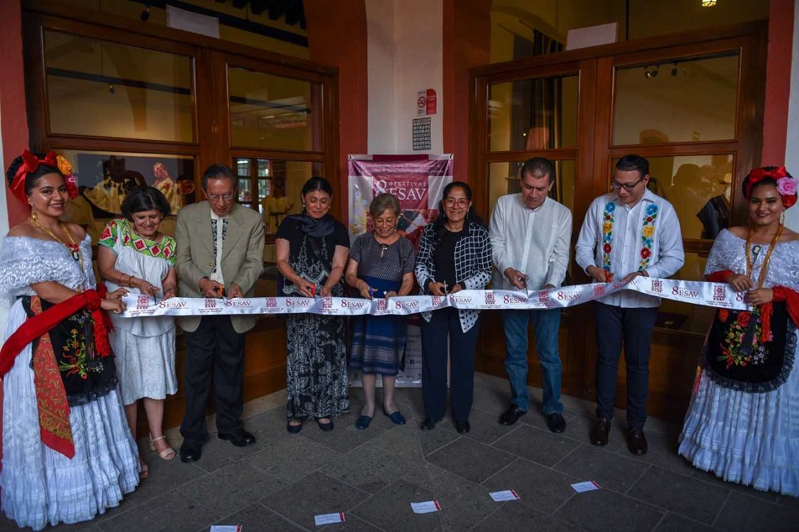 Inauguran exposición de indumentaria tradicional