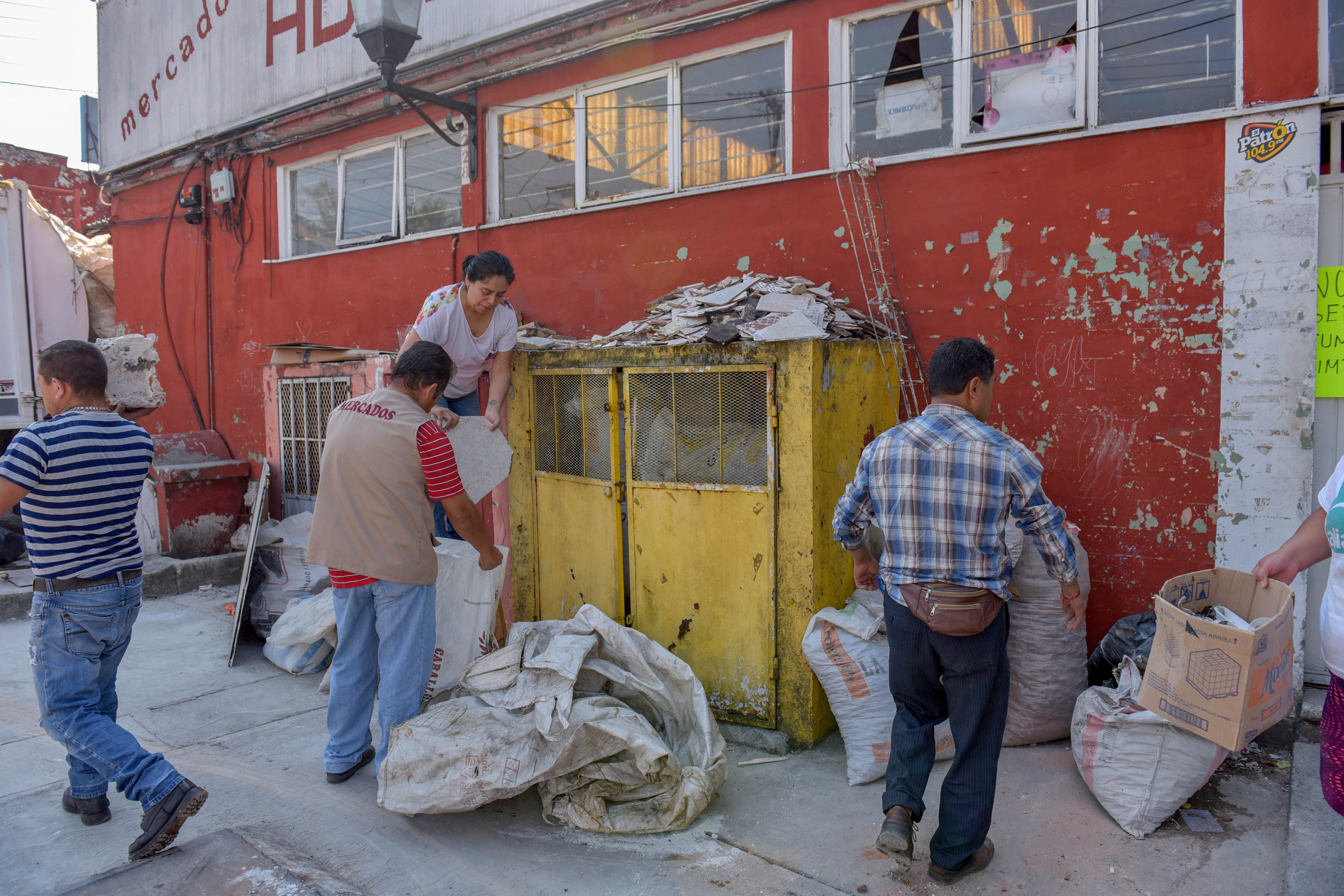 Limpian y fumigan el mercado La Rotonda