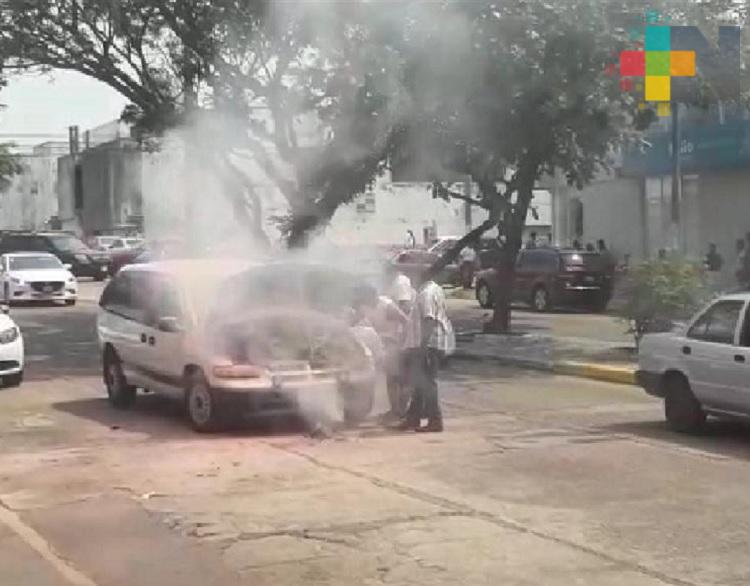 Se incendia camioneta en avenida de Coatzacoalcos; sin reporte de lesionados
