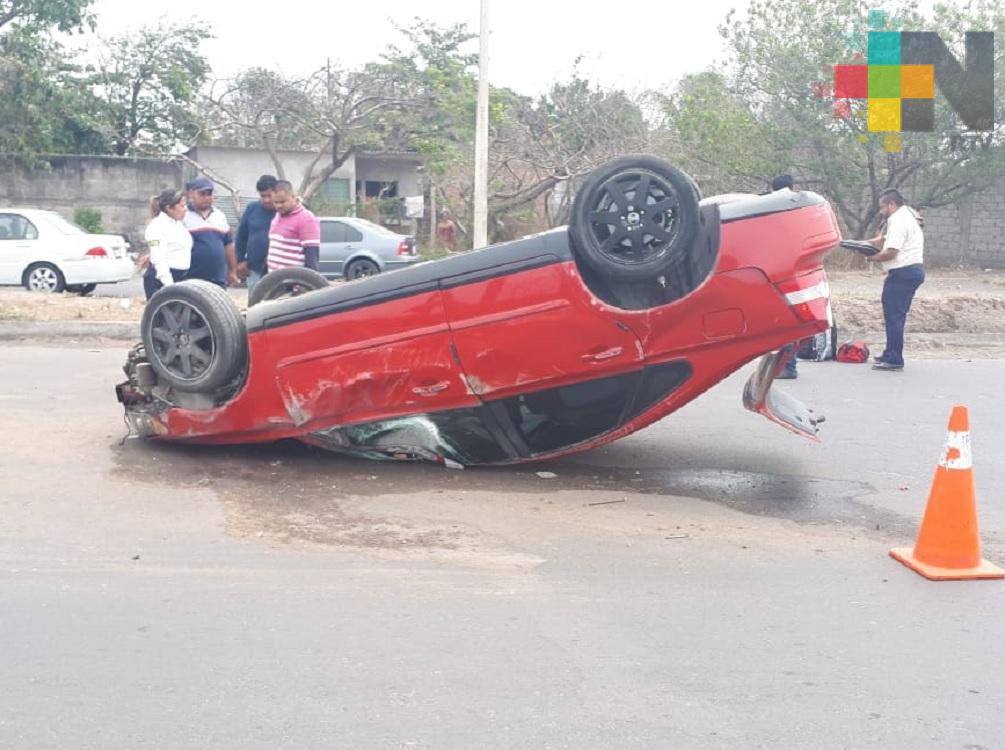 Se registra volcadura de coche en fraccionamiento Nuevo Veracruz