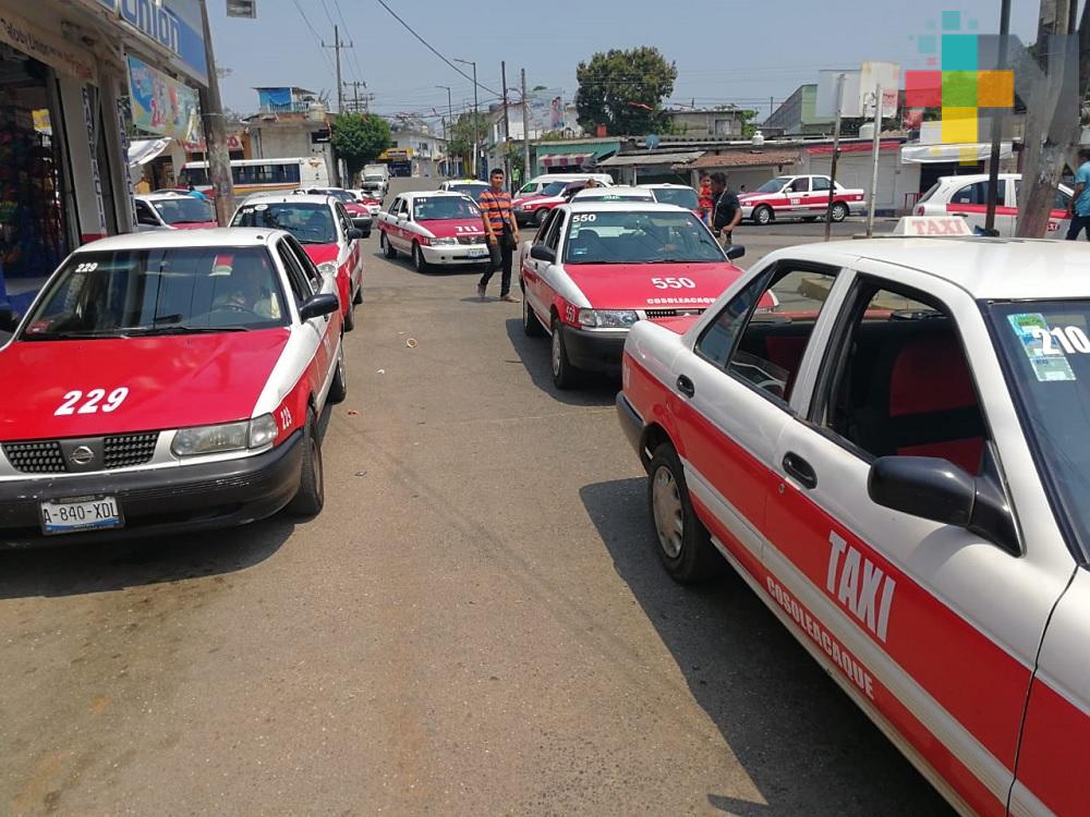 Taxistas de Cosoleacaque afectados por aumento de combustible e invasión de rutas