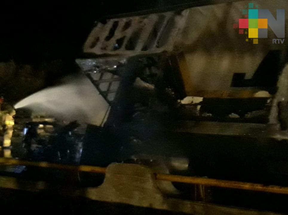 Se incendia tráiler sobre la carretera Coatzacoalcos-Villahermosa