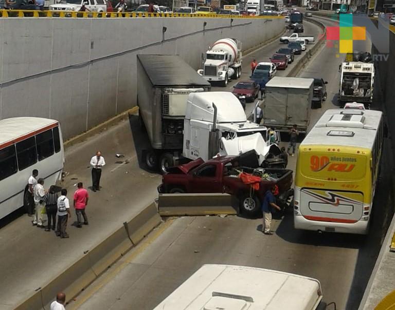 Tráiler sin frenos provoca accidente en la avenida Lázaro Cárdenas, en Xalapa