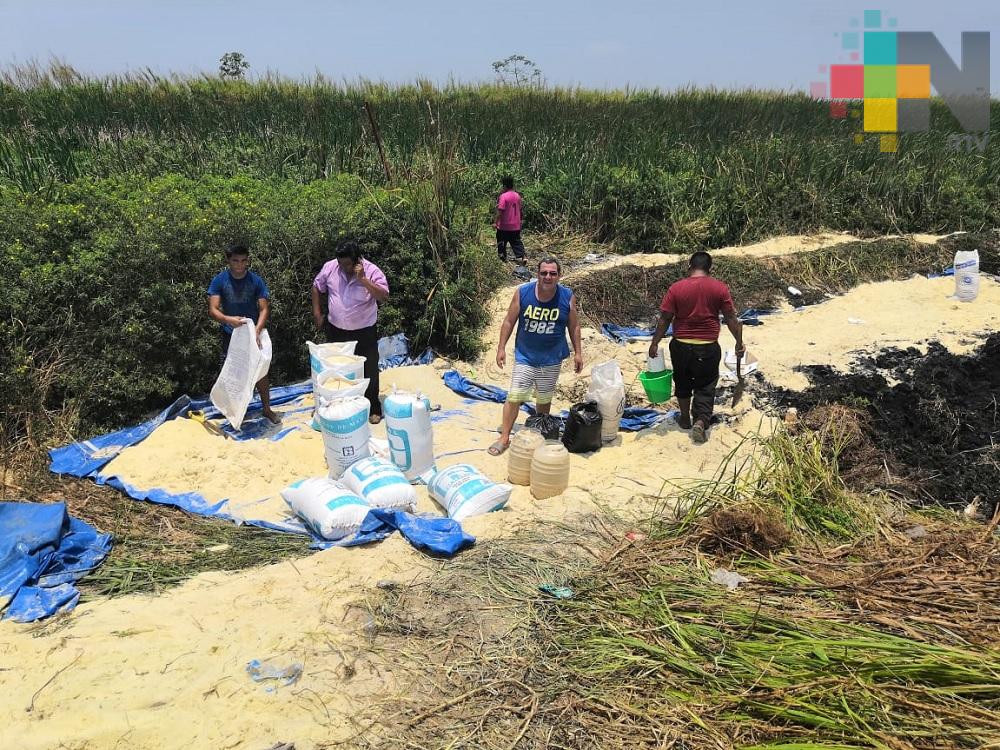 Tráiler que transportaba azúcar vuelca en pantano de carretera Coatzacoalcos-Minatitlán
