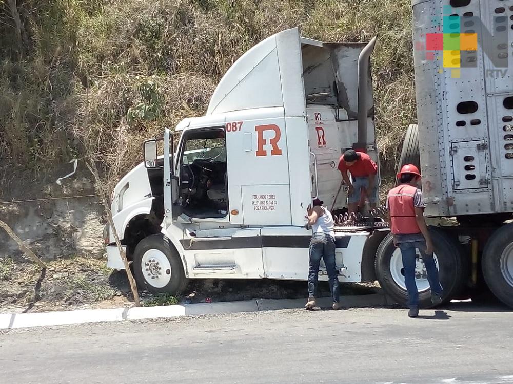 Tráiler sin frenos se impacta contra montaña de arena en carretera Coatzacoalcos-Villahermosa
