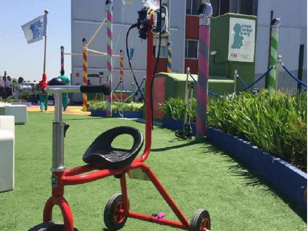 Universitarios adaptan triciclos para niños en tratamiento médico