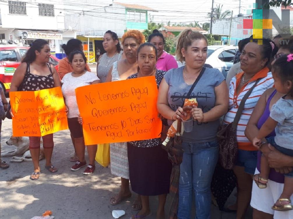 Vecinos de colonias «Los Predios» se manifiestan por falta de agua