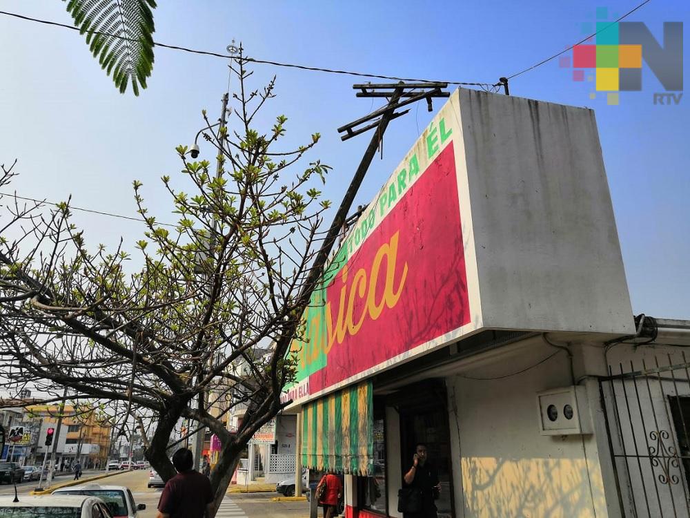 Vecinos reportan poste caído sobre tienda comercial de Coatzacoalcos