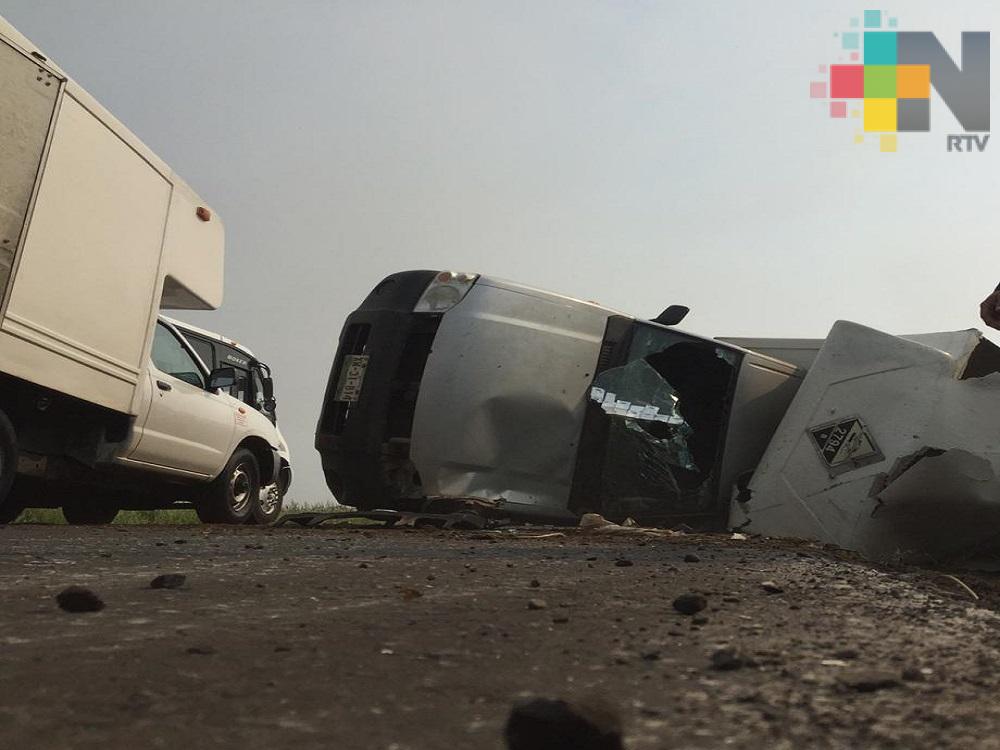 Vuelca camioneta que transportaba aceite para autos, en Las Matas