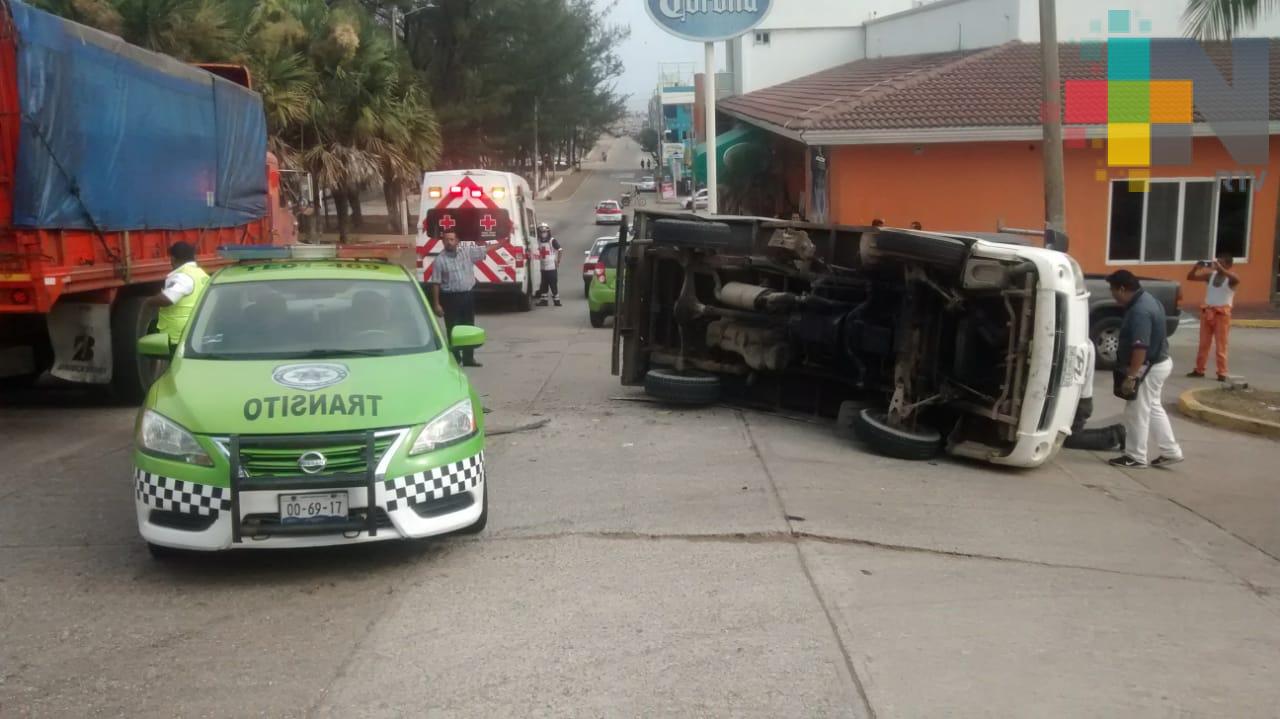 Vuelca camioneta en centro de Coatzacoalcos