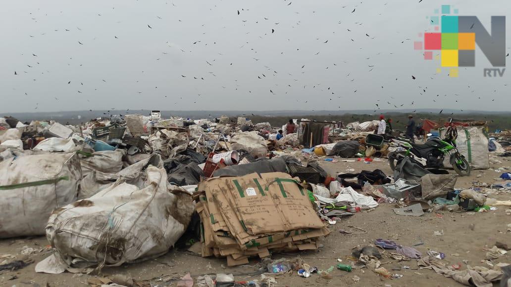 Bomberos continúan enfriamiento en basurero de Veracruz, incendiado esta semana