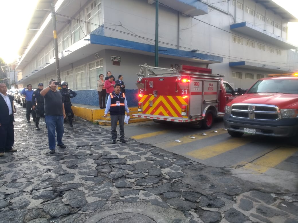 Por fuerte olor a gas evacuaron escuelas Morelos y Díaz Mirón