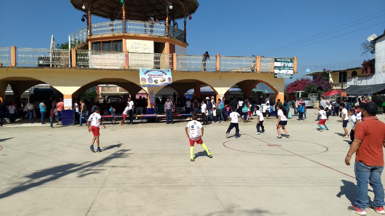 En Ilamatlán realizan II encuentro deportivo escolar de futbol y de basquetbol