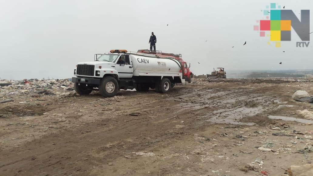 Utilizan un millón de litros de agua para controlar incendio en basurero municipal de Veracruz