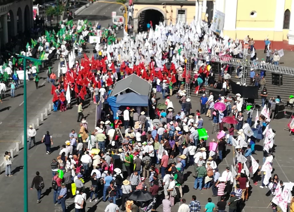 Se manifiestan cafetaleros y campesinos en plaza Lerdo de Xalapa