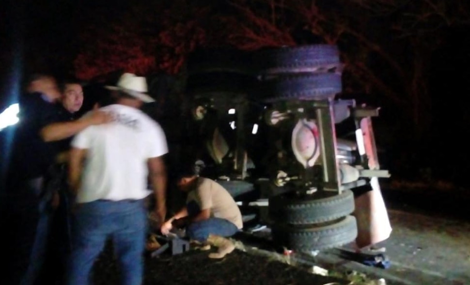 Volcó tráiler con migrantes en carretera Vega de Alatorre-Palma Sola, 19 heridos