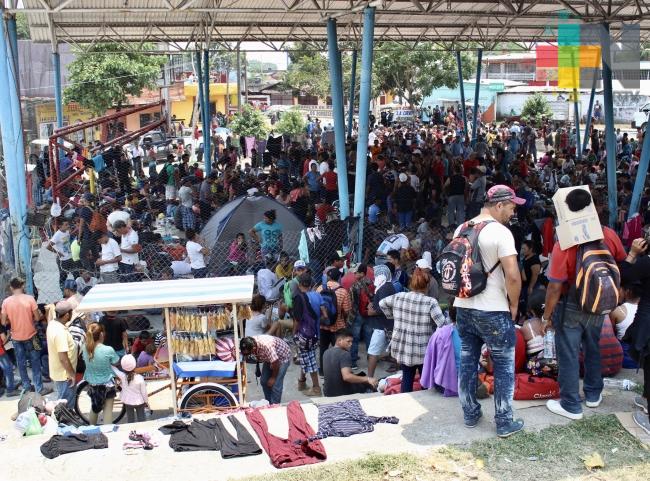 Caravana migrante se divide en grupos en Huixtla, Chiapas
