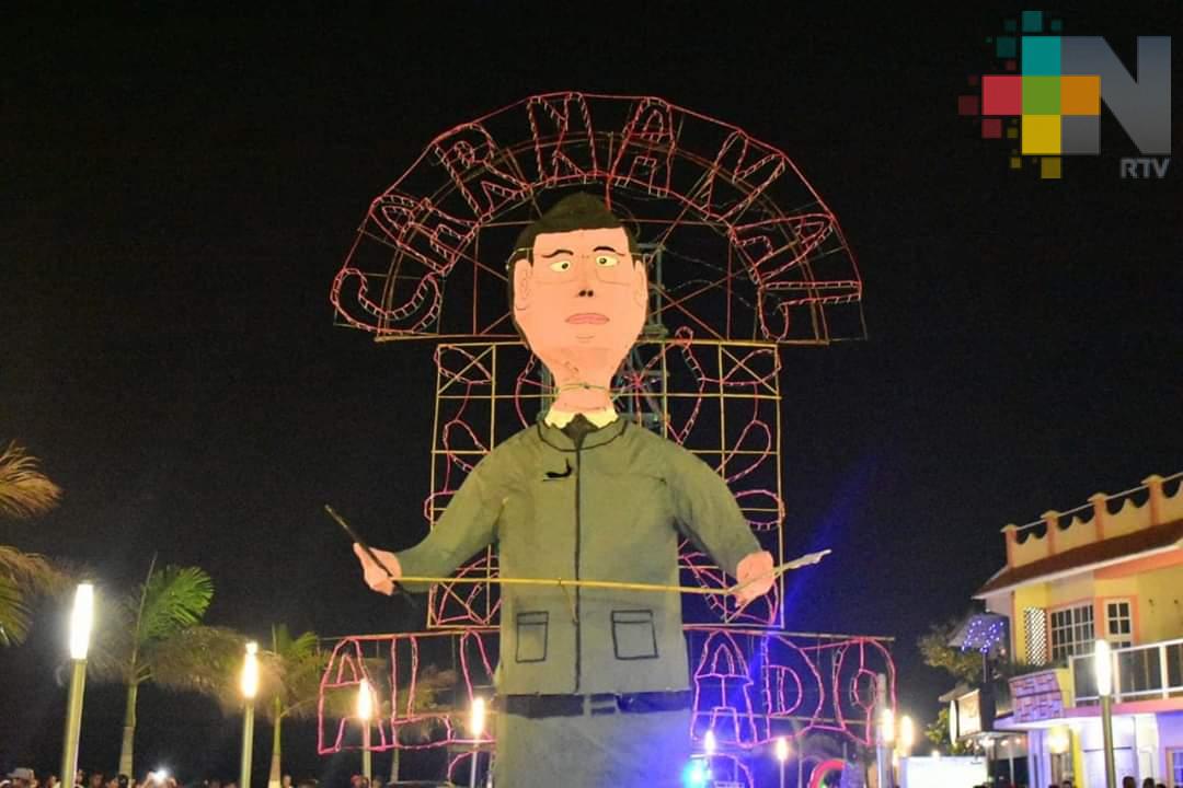 Queman figura del fiscal en el Carnaval de Alvarado
