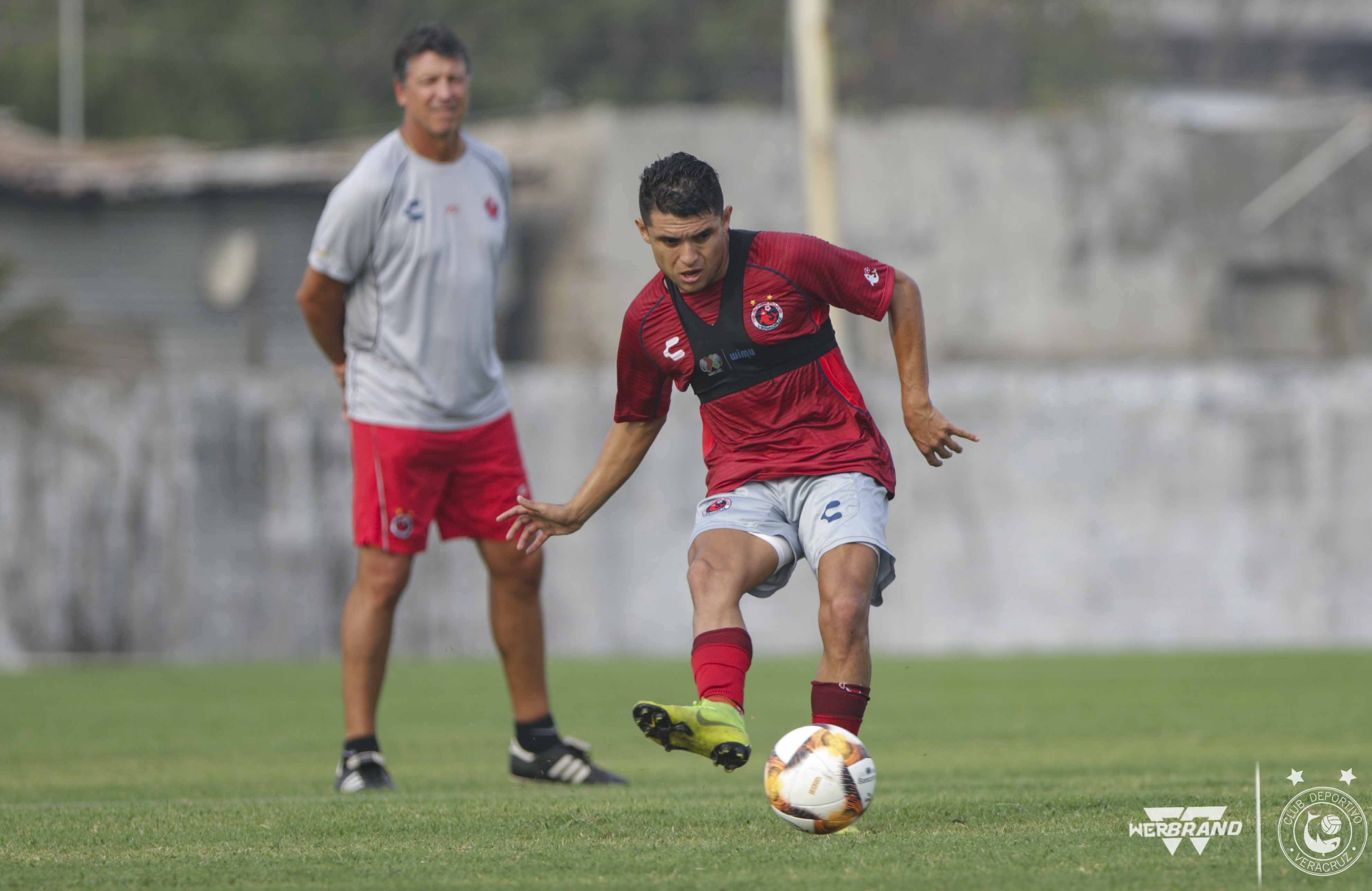 Tiburones Rojos iniciaron preparación para visitar al Pachuca