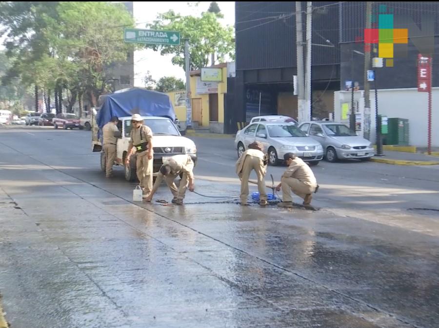CMAS atiende fuga de agua en calle Ignacio de la Llave en Xalapa