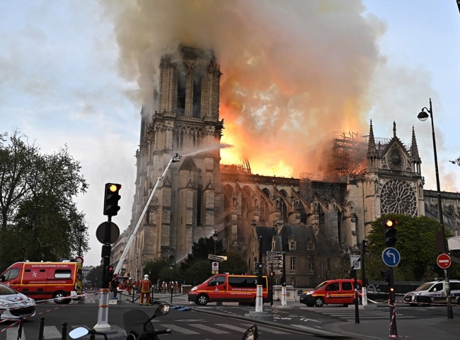 Reconocen empleados que fumaban cuando trabajaban en Notre Dame