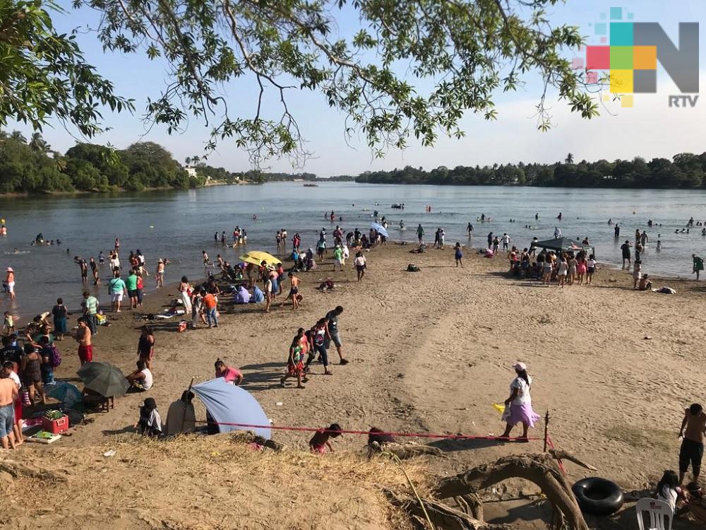 Disfrutan turistas playas rivereñas del Papaloapan
