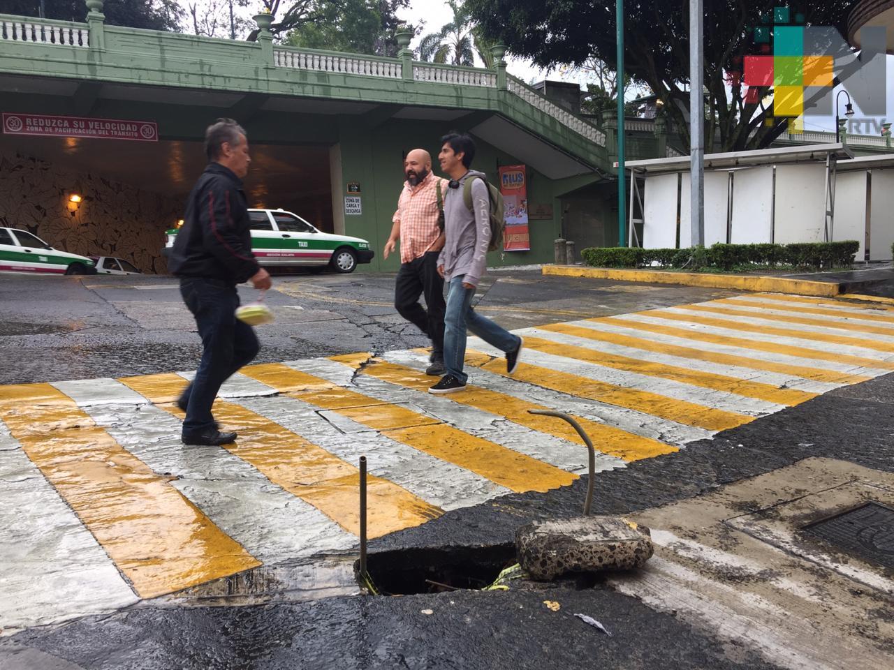 Reportan un hoyo en la calle Úrsulo Galván, en el centro de Xalapa