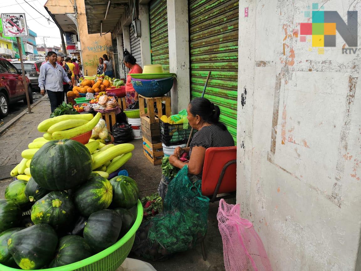 Desde las 2 de la mañana comienza su travesía para vender productos en Coatzacoalcos