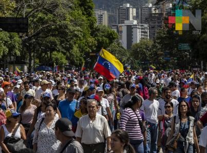 Cientos de venezolanos rompen bloqueo en frontera con Colombia
