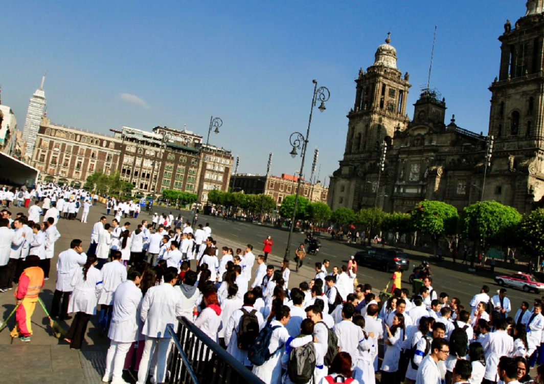 ¡Por una residencia médica digna! marchan médicos del Hospital General